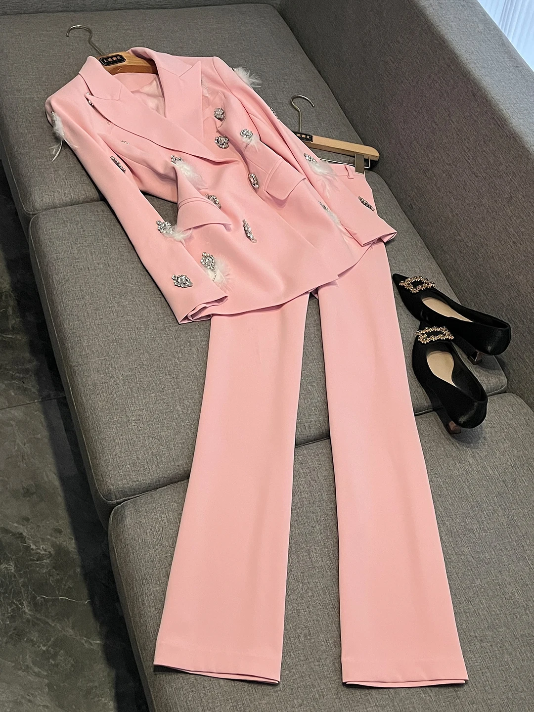 Summer 2026 High-End Pink Diamond Embellished Suit Set Women's Micro Flare Pants Two-Piece Set 3236 Polyester Material
Summer 2026 High-End Pink Diamond Embellished Suit Set Women's Micro Flare Pants Two-Piece Set 3236 Polyester Material