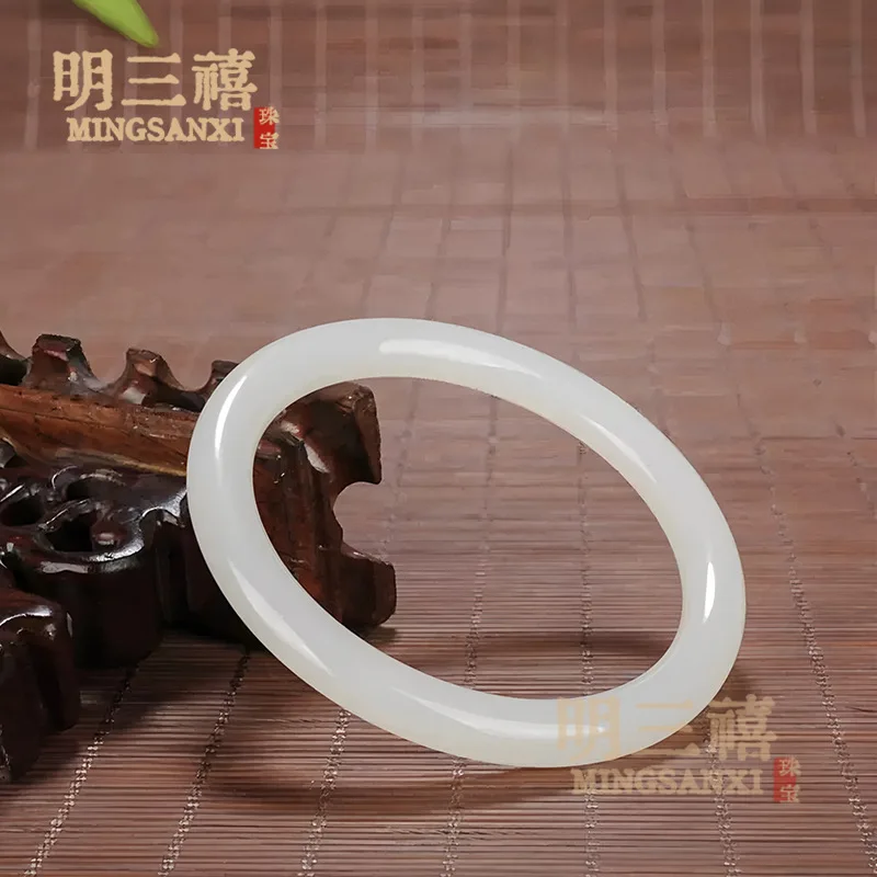 Outer Mongolia fine strip , round bar women's style Dingdang , high-quality Hetian white jade bracelet, str
Outer Mongolia fine strip , round bar women's style Dingdang , high-quality Hetian white jade bracelet, str