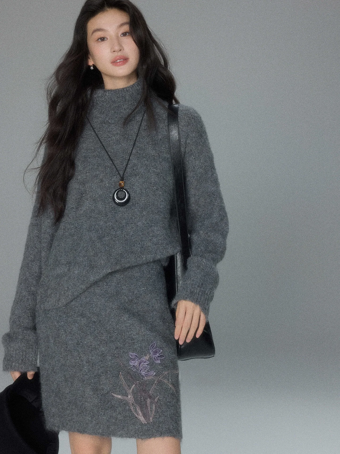 Вязаный свитер с высоким воротником и вышивкой, юбка А-силуэта, комплект из двух предметов от Er Yang Design, удобный, дышащий, осенний.
Вязаный свитер с высоким воротником и вышивкой, юбка А-силуэта, комплект из двух предметов от Er Yang Design, удобный, дышащий, осенний.