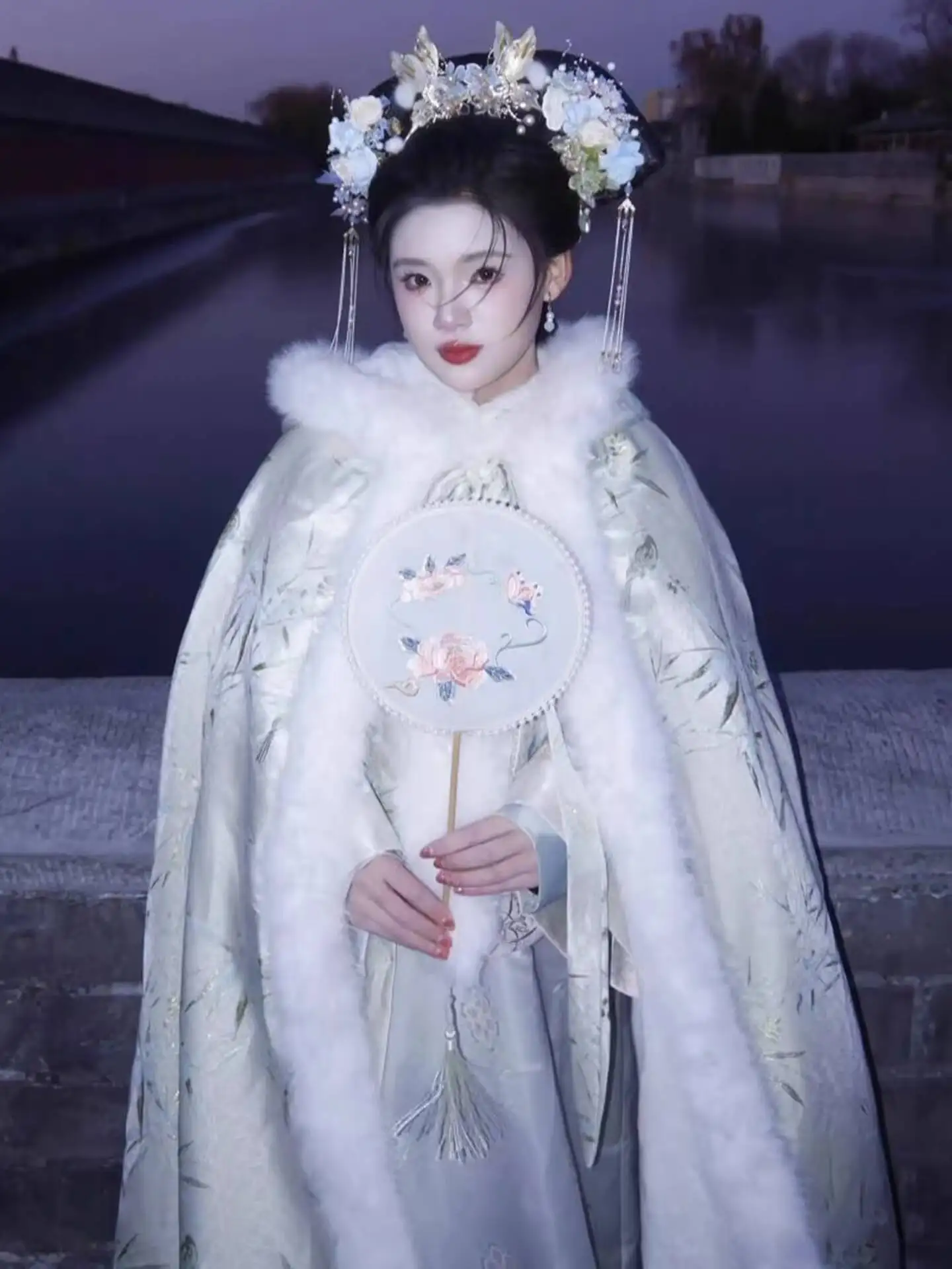 Xiluoxi 2026 Winter New Thickened Fleece-Lined Hanfu Cape For Women, Warm And Cold-Proof, With Tie And Hood, Ancient Style Coat
Xiluoxi 2026 Winter New Thickened Fleece-Lined Hanfu Cape For Women, Warm And Cold-Proof, With Tie And Hood, Ancient Style Coat