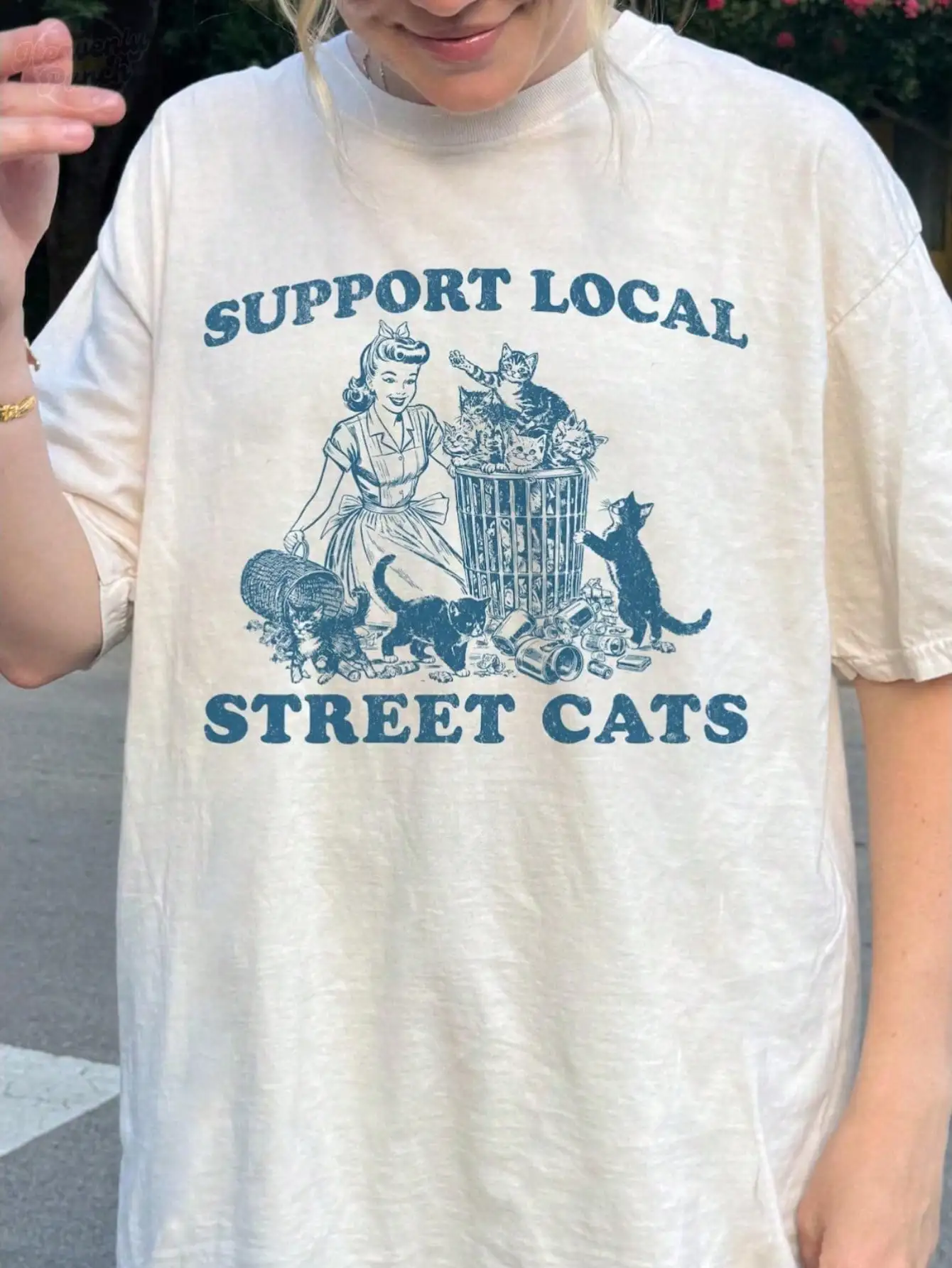 Футболка с принтом «Поддержи местных уличных кошек» — винтажная женская футболка в стиле Y2K с коротким рукавом, милый мультяшный принт, мягкий хлопковый летний топ
Футболка с принтом «Поддержи местных уличных кошек» — винтажная женская футболка в стиле Y2K с коротким рукавом, милый мультяшный принт, мягкий хлопковый летний топ
