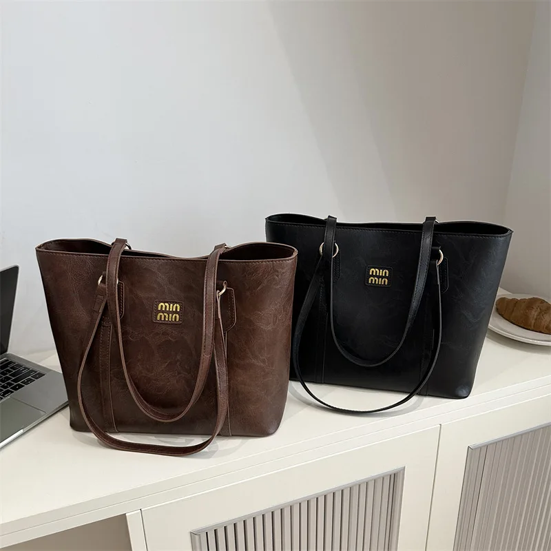 1 шт. 2026 Новая модная женская сумка-тоут из искусственной кожи — большая вместимость, ретро-стиль, просторная, идеально подходит для поездок на работу и ежедневного использования
1 шт. 2026 Новая модная женская сумка-тоут из искусственной кожи — большая вместимость, ретро-стиль, просторная, идеально подходит для поездок на работу и ежедневного использования