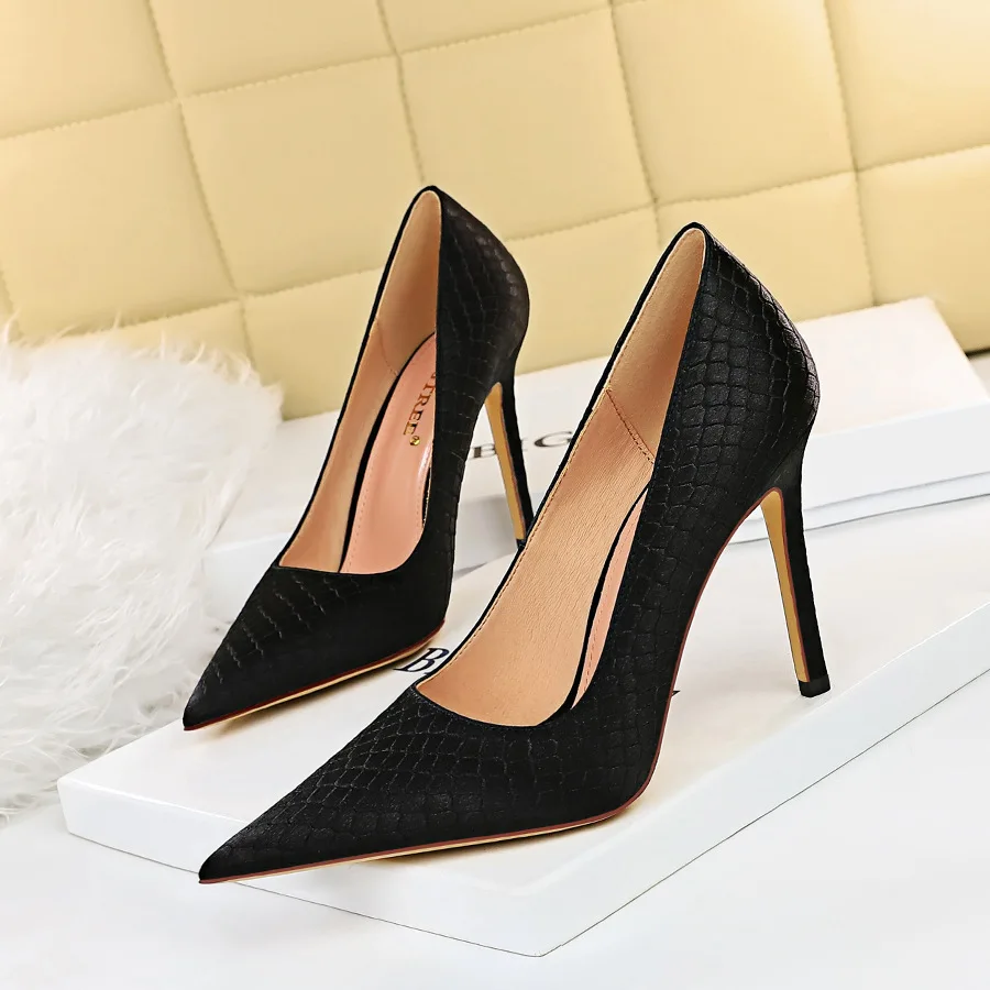 Women Pumps Shoes Fashion Sexy Slim Night Club Banquet Heels Fish Scale Silk Satin Shallow Mouth Pointed Ladies High Heel Single
Women Pumps Shoes Fashion Sexy Slim Night Club Banquet Heels Fish Scale Silk Satin Shallow Mouth Pointed Ladies High Heel Single