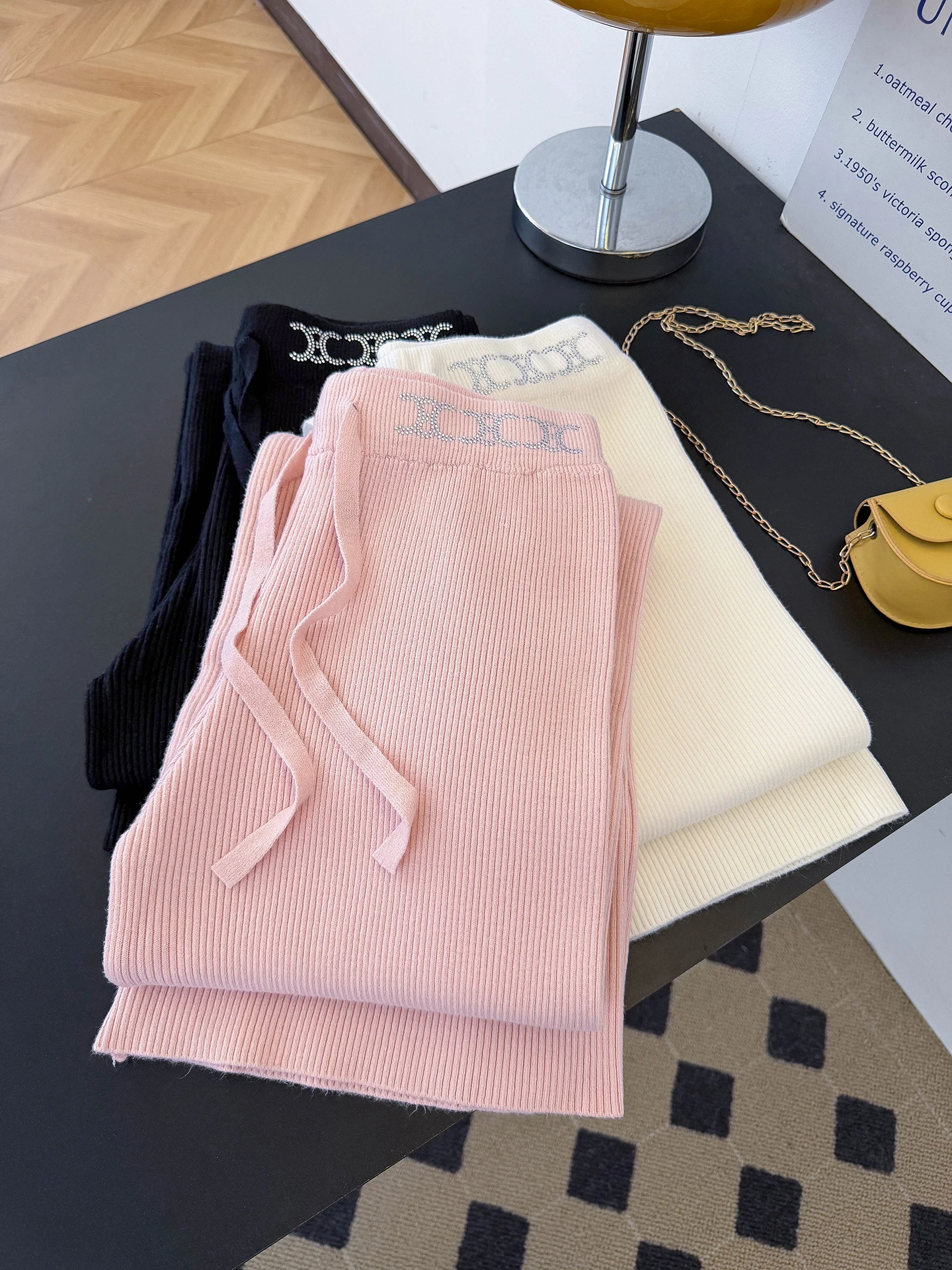 Корейские женские повседневные брюки с высокой талией, драпировкой и стразами, прямого кроя, черные, осенне-зимняя новинка
Корейские женские повседневные брюки с высокой талией, драпировкой и стразами, прямого кроя, черные, осенне-зимняя новинка