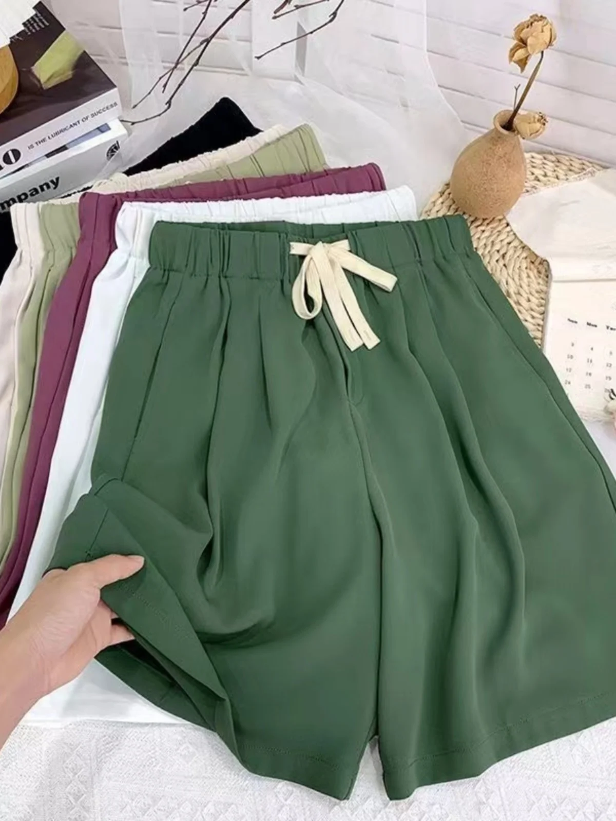 Женские брюки больших размеров из ледяного шелка, прямые, широкие, повседневные, модные, летние, с высокой талией
Женские брюки больших размеров из ледяного шелка, прямые, широкие, повседневные, модные, летние, с высокой талией