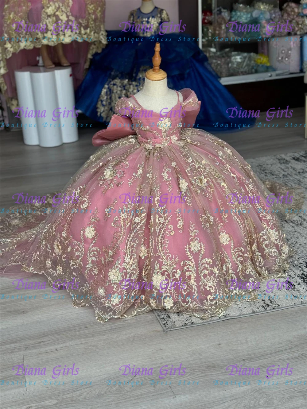 Luxurious Quality Lace Applique Flower Girls Dress Tulle Fluffy With Long Tail For Kid Wedding Birthday Party Evening Ball Gowns
Luxurious Quality Lace Applique Flower Girls Dress Tulle Fluffy With Long Tail For Kid Wedding Birthday Party Evening Ball Gowns