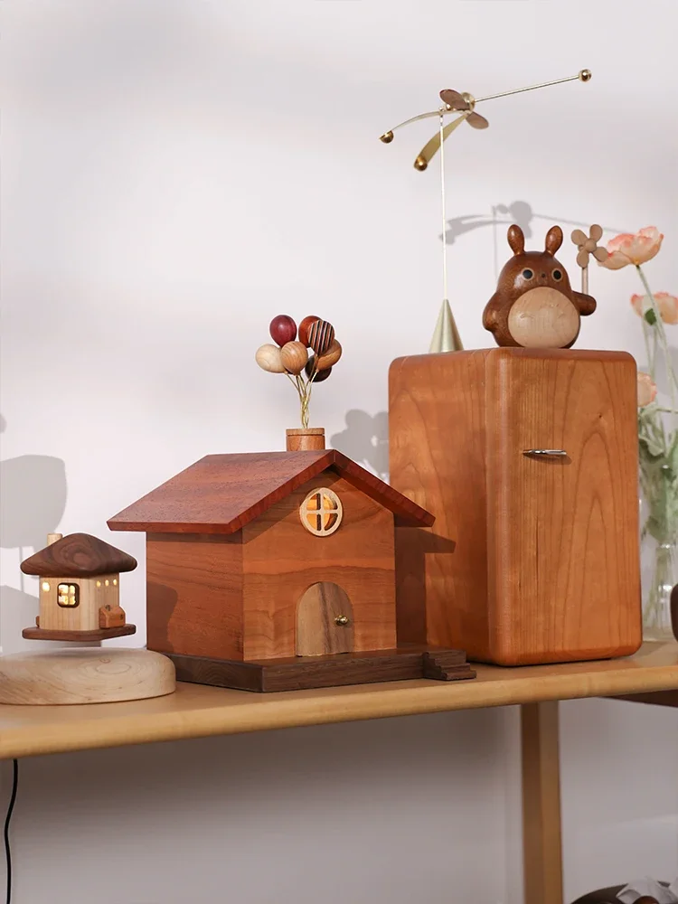 【Flying House Piggy Bank】Creation Wood Workshop Healing Log Cabin Piggy Bank Solid Wood Home Ornaments Girl Gift 
【Flying House Piggy Bank】Creation Wood Workshop Healing Log Cabin Piggy Bank Solid Wood Home Ornaments Girl Gift