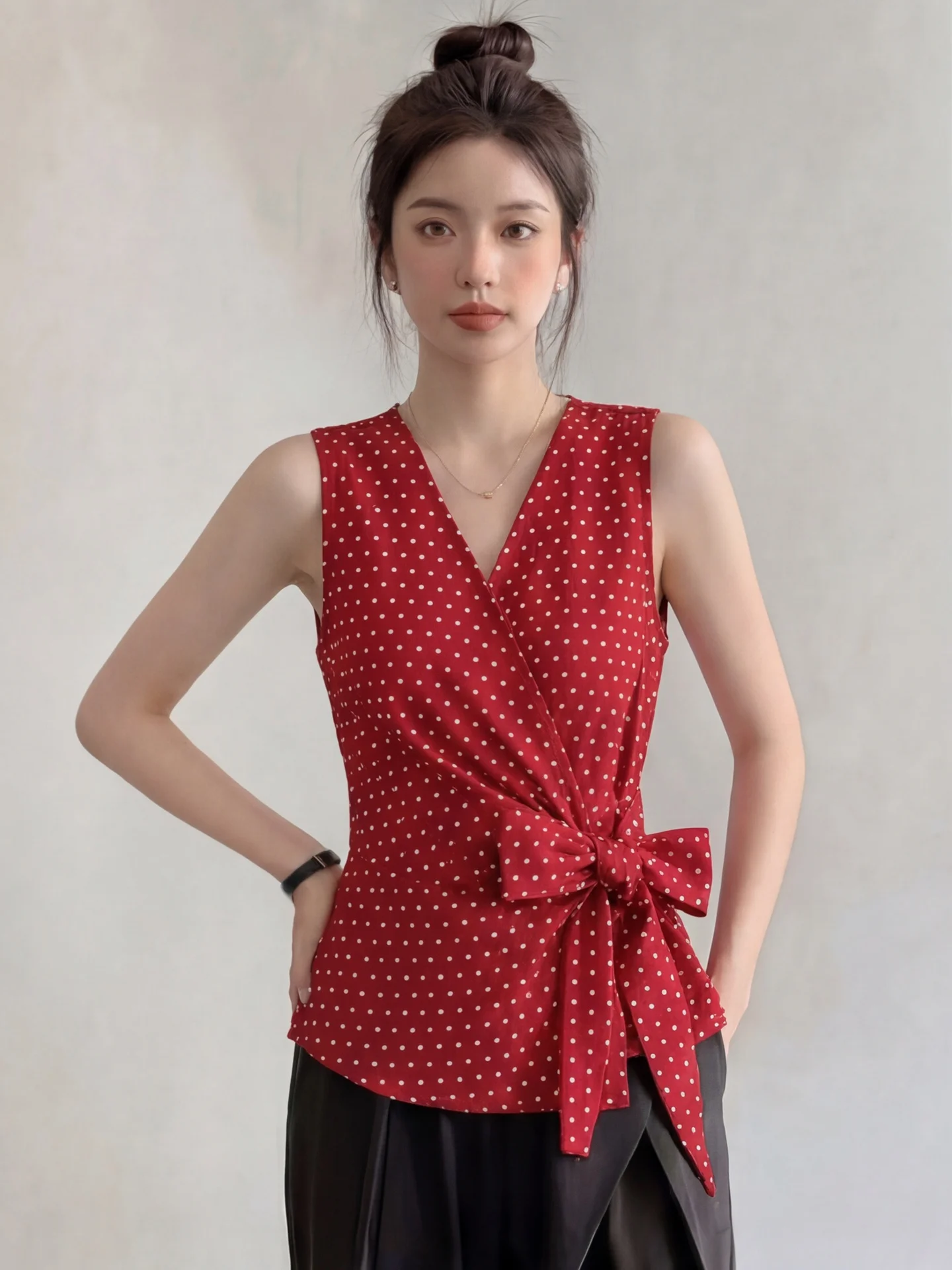Red V-Neck Sleeveless Chiffon Blouse Women's Summer New Style Knot Tie Irregular Top Fashionable Women's Shirt
Red V-Neck Sleeveless Chiffon Blouse Women's Summer New Style Knot Tie Irregular Top Fashionable Women's Shirt