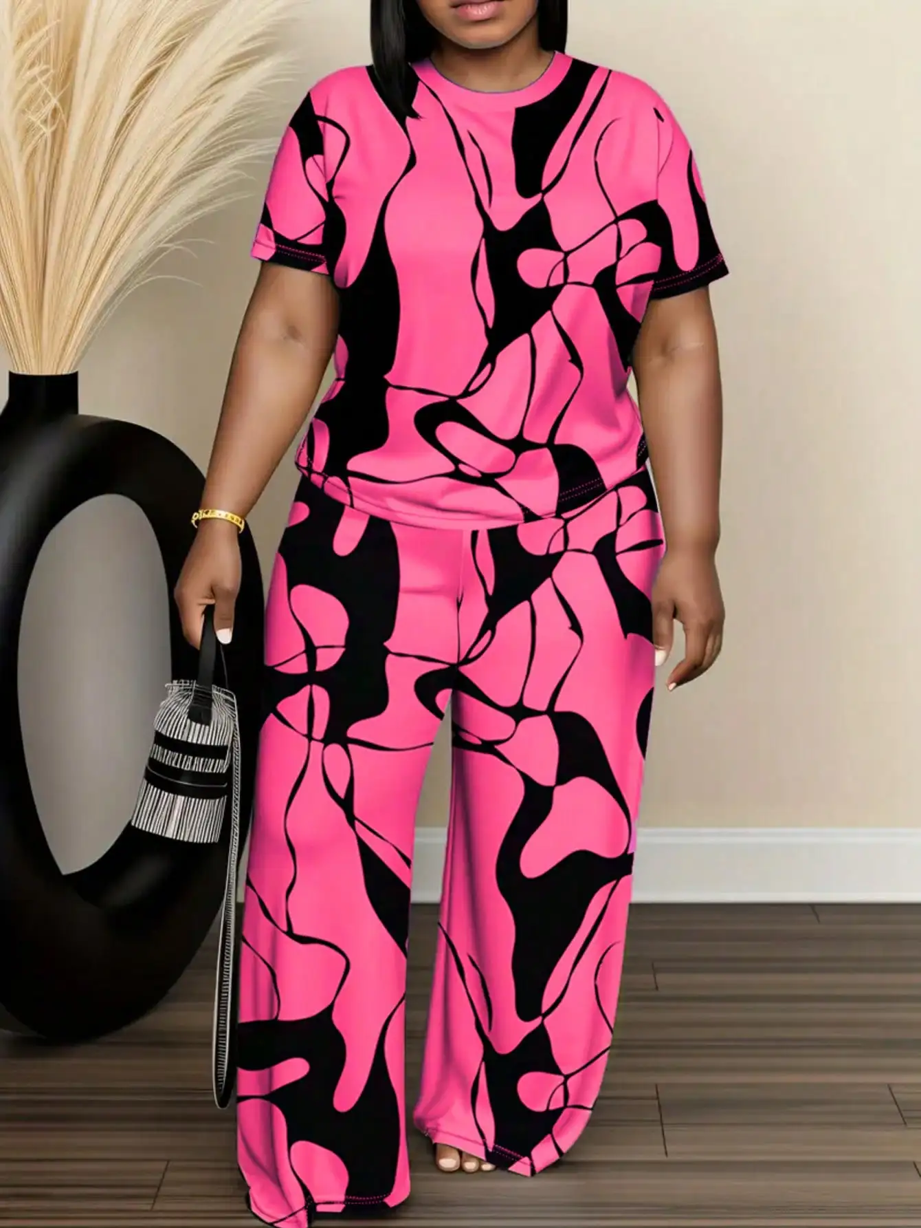 Комплект из двух предметов больших размеров: розово-черный с абстрактным принтом, свободный крой, брюки с широкими штанинами
Комплект из двух предметов больших размеров: розово-черный с абстрактным принтом, свободный крой, брюки с широкими штанинами