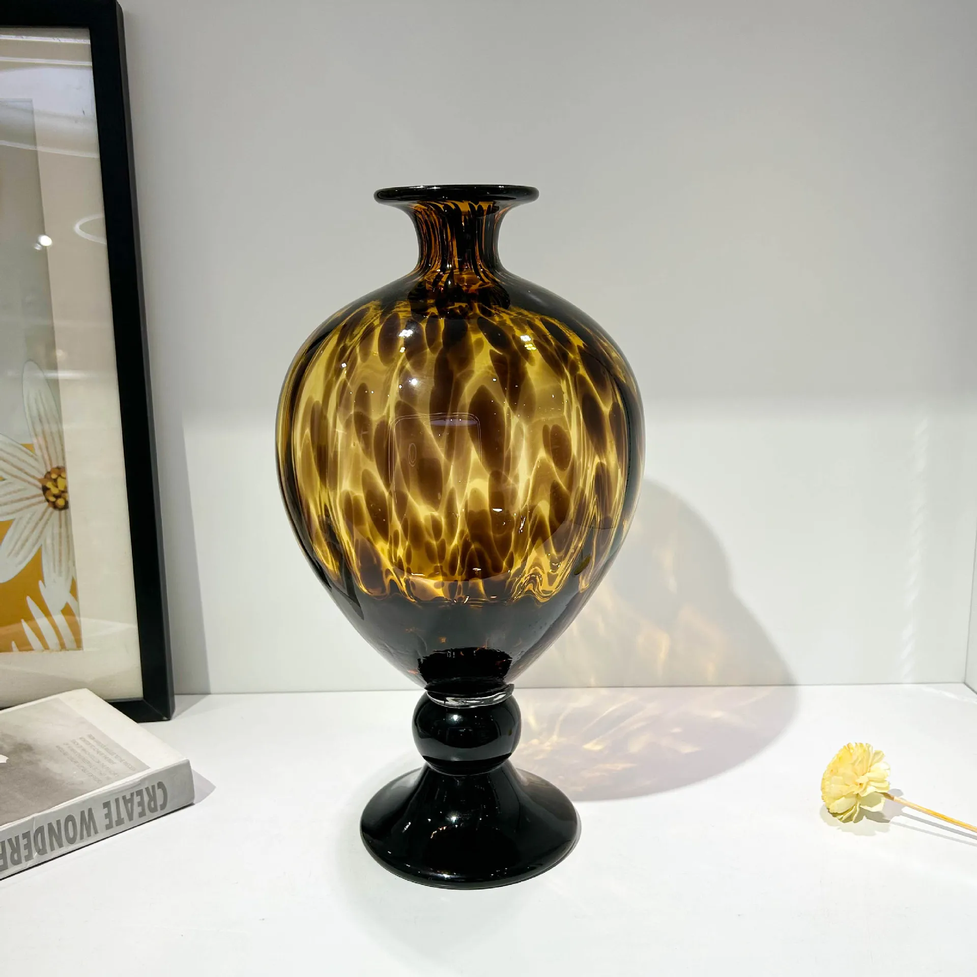 Modern medieval leopard print glazed small mouth vase model room B & B hotel flower arrangement ornament advanced decoration
Modern medieval leopard print glazed small mouth vase model room B & B hotel flower arrangement ornament advanced decoration