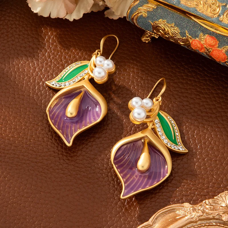 Fashion Handmade Enamel Green Leaf Glass Pearl Rhinestone Paved Cute Purple Flower Trend Calla Lily Flower Big Earrings Retro
Fashion Handmade Enamel Green Leaf Glass Pearl Rhinestone Paved Cute Purple Flower Trend Calla Lily Flower Big Earrings Retro