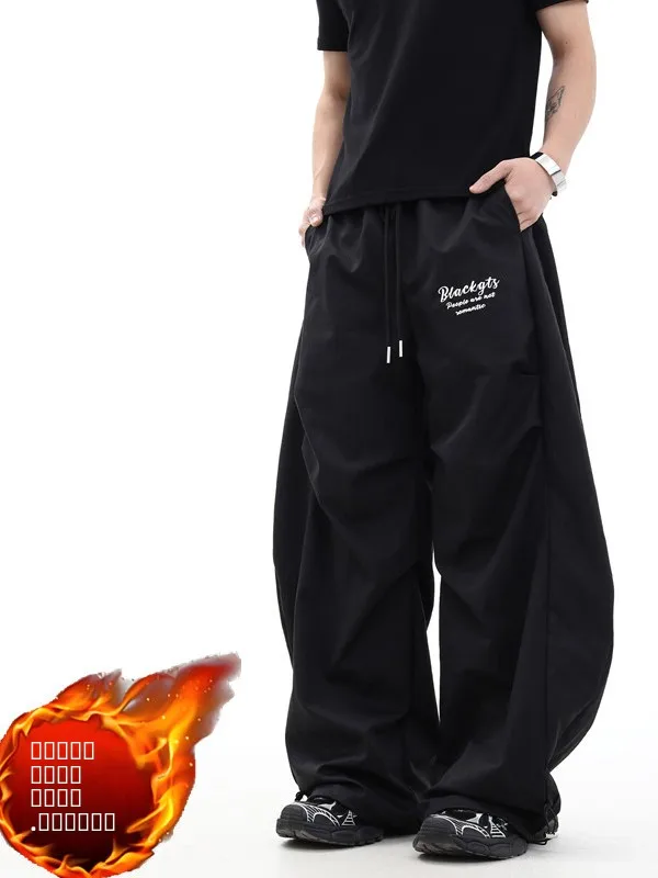 Американские повседневные брюки в стиле High Street с плиссировкой, на флисовой подкладке, свободного кроя, с эластичным поясом на шнурке, широкие, в пол, повседневные.
Американские повседневные брюки в стиле High Street с плиссировкой, на флисовой подкладке, свободного кроя, с эластичным поясом на шнурке, широкие, в пол, повседневные.