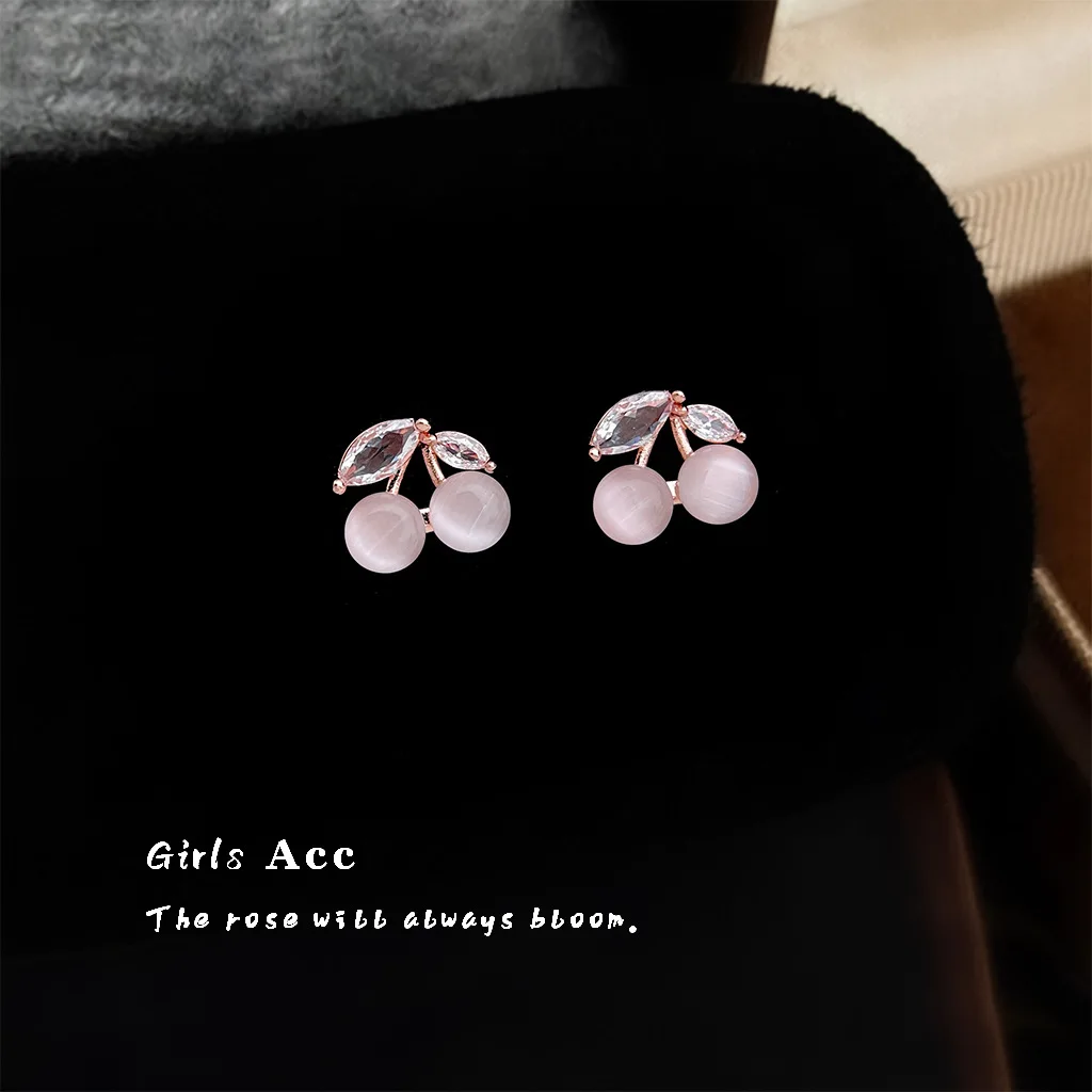 2026 Summer Women's Glass Cat's Eye Cherry Zircon Stud Earrings Korean Sweet Temperament Minimalist Fresh Fashion Ear Jewelry
2026 Summer Women's Glass Cat's Eye Cherry Zircon Stud Earrings Korean Sweet Temperament Minimalist Fresh Fashion Ear Jewelry