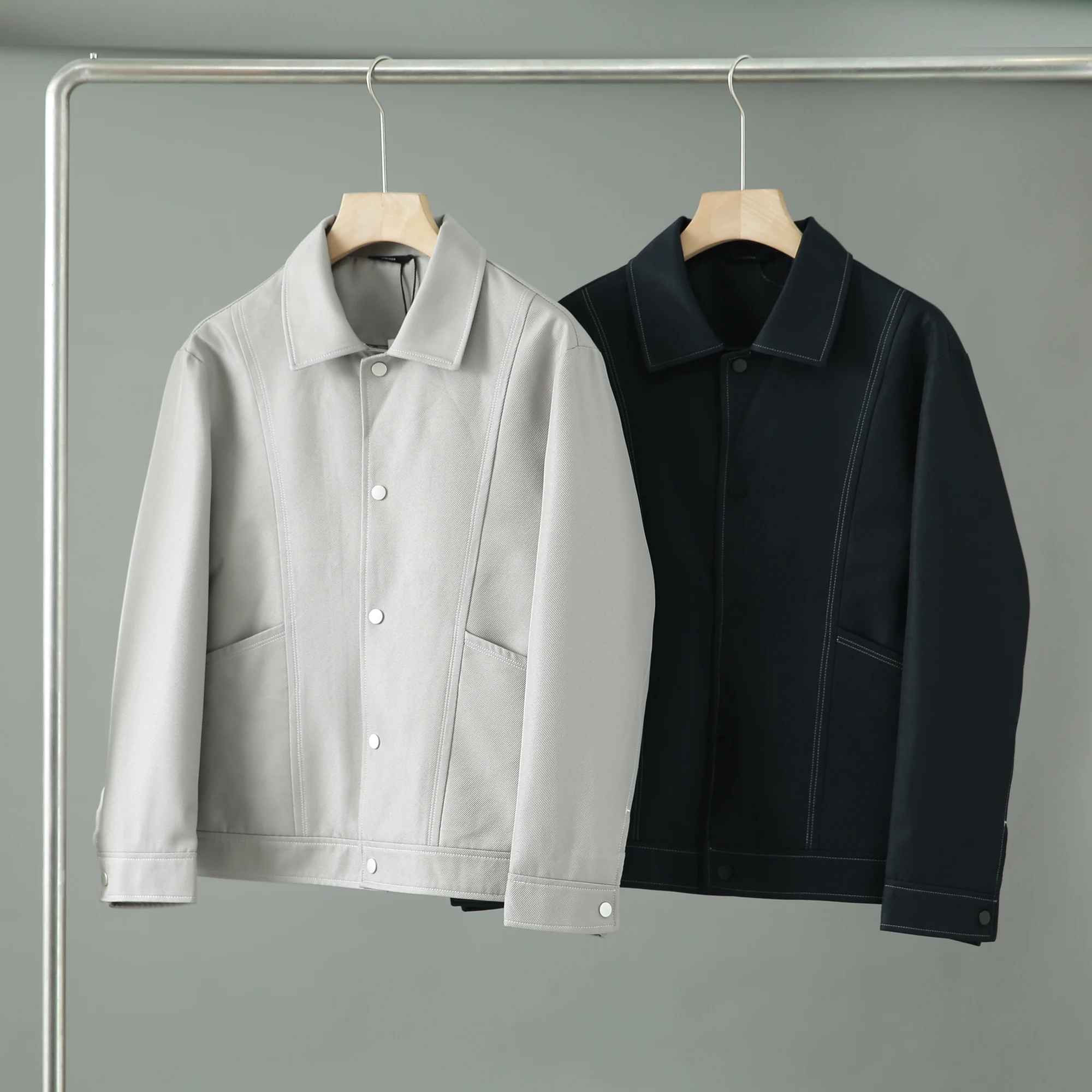 Высококачественная ткань с твилловой текстурой! Новое осеннее мужское модное универсальное пальто-пиджак с одной пуговицей и отложным воротником
Высококачественная ткань с твилловой текстурой! Новое осеннее мужское модное универсальное пальто-пиджак с одной пуговицей и отложным воротником