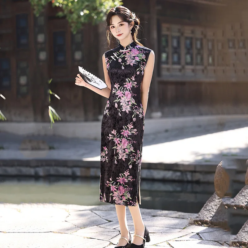 Black Velvet Purple Flower Sleeveless Chinese Style New Cheongsam Improved Young 2026 New Women's Luxury Qipao
Black Velvet Purple Flower Sleeveless Chinese Style New Cheongsam Improved Young 2026 New Women's Luxury Qipao