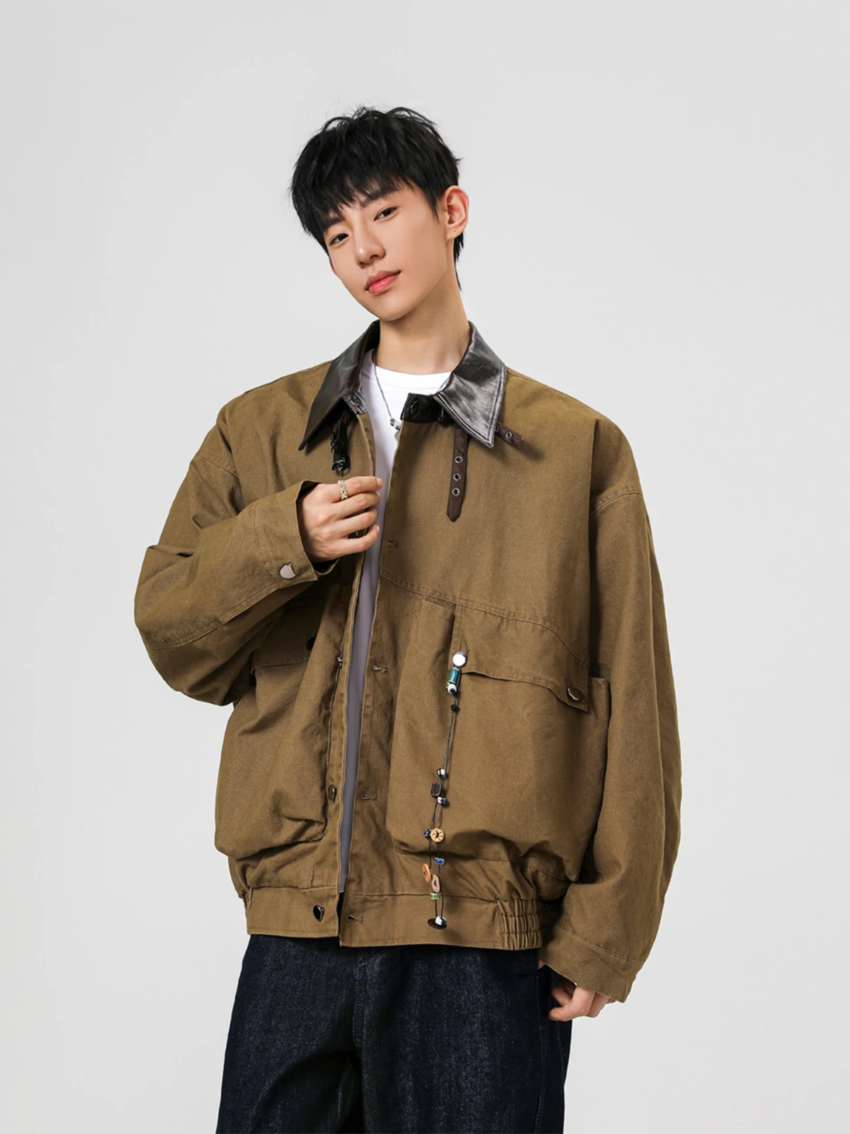 Мужская куртка из искусственной кожи Barnes Sle, свободная посадка в стиле ретро, крутая рабочая одежда, топ на молнии, украшенная пуговицами, украшенная накладкой на плечо Jaet
Мужская куртка из искусственной кожи Barnes Sle, свободная посадка в стиле ретро, крутая рабочая одежда, топ на молнии, украшенная пуговицами, украшенная накладкой на плечо Jaet