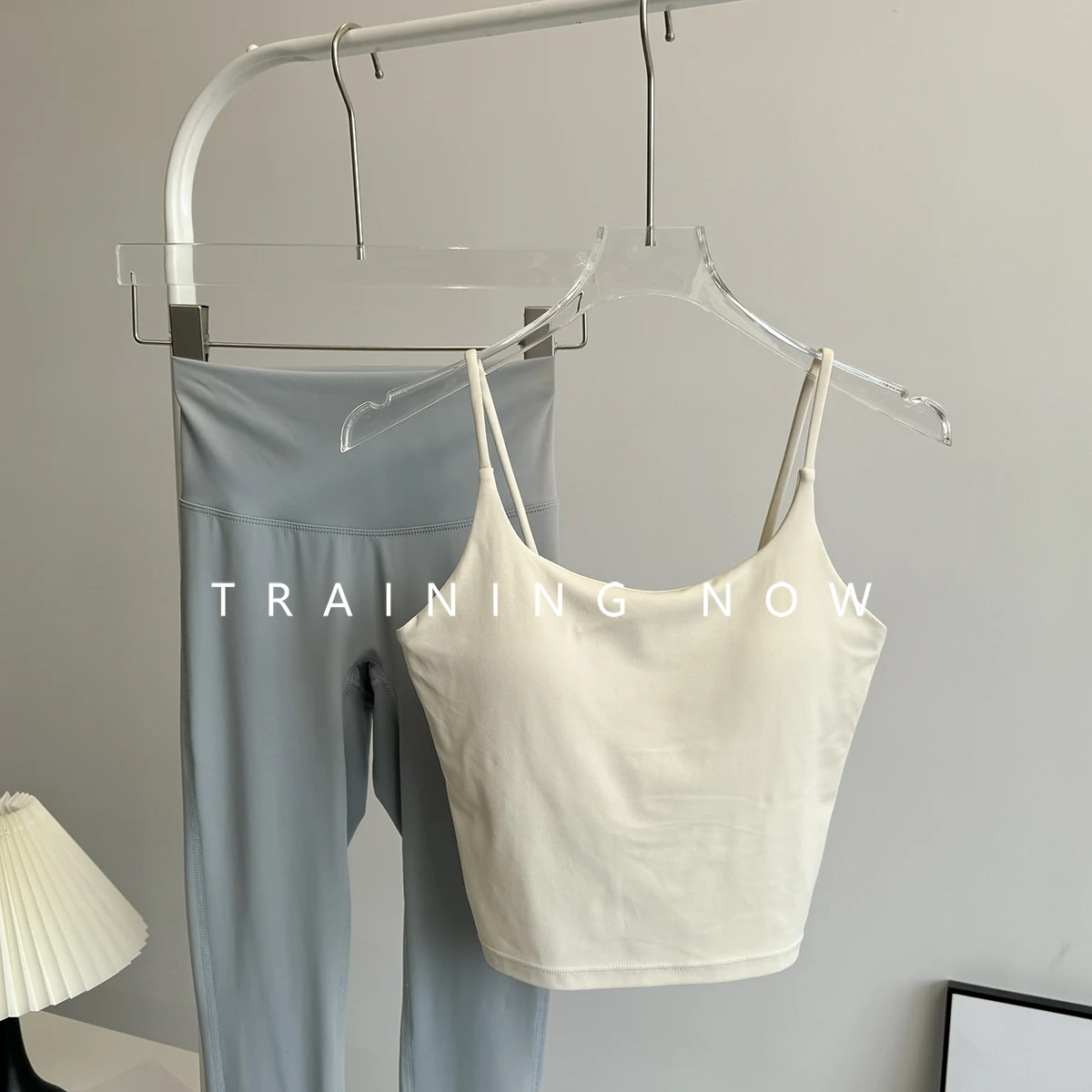 Фитнес-костюм для женщин, новинка 2023 года, лето, профессиональная тренировочная одежда для утреннего бега, быстросохнущая, модная и красивая одежда
Фитнес-костюм для женщин, новинка 2023 года, лето, профессиональная тренировочная одежда для утреннего бега, быстросохнущая, модная и красивая одежда