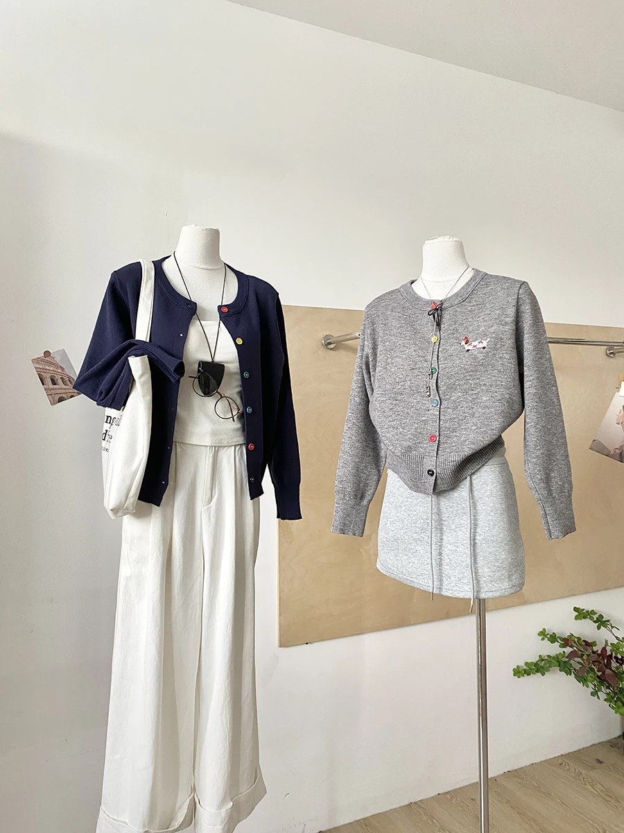 Ladies Knitted Cardigan round Neck Embroidered Buttoned Sweater Lazy Style Autumn Winter Polyester Fiber Long Sleeve Short Coat
Ladies Knitted Cardigan round Neck Embroidered Buttoned Sweater Lazy Style Autumn Winter Polyester Fiber Long Sleeve Short Coat
