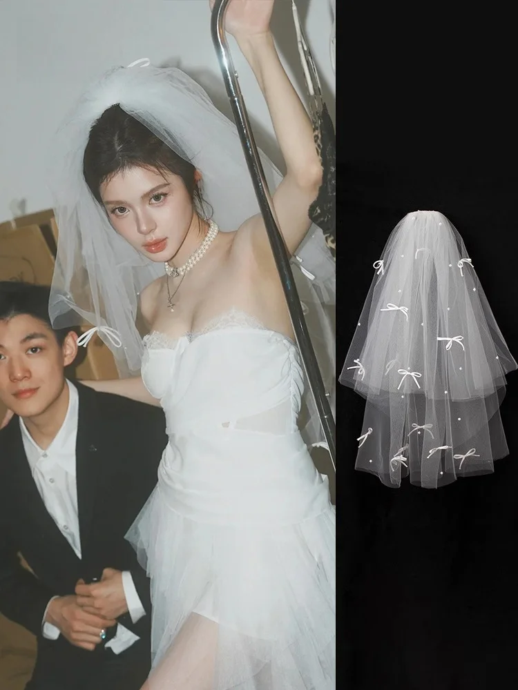 Корейская свадебная фата-аксессуар для волос с жемчугом и маленьким бантом, идеальный головной убор для фотосессий и свадебных съемок.
Корейская свадебная фата-аксессуар для волос с жемчугом и маленьким бантом, идеальный головной убор для фотосессий и свадебных съемок.