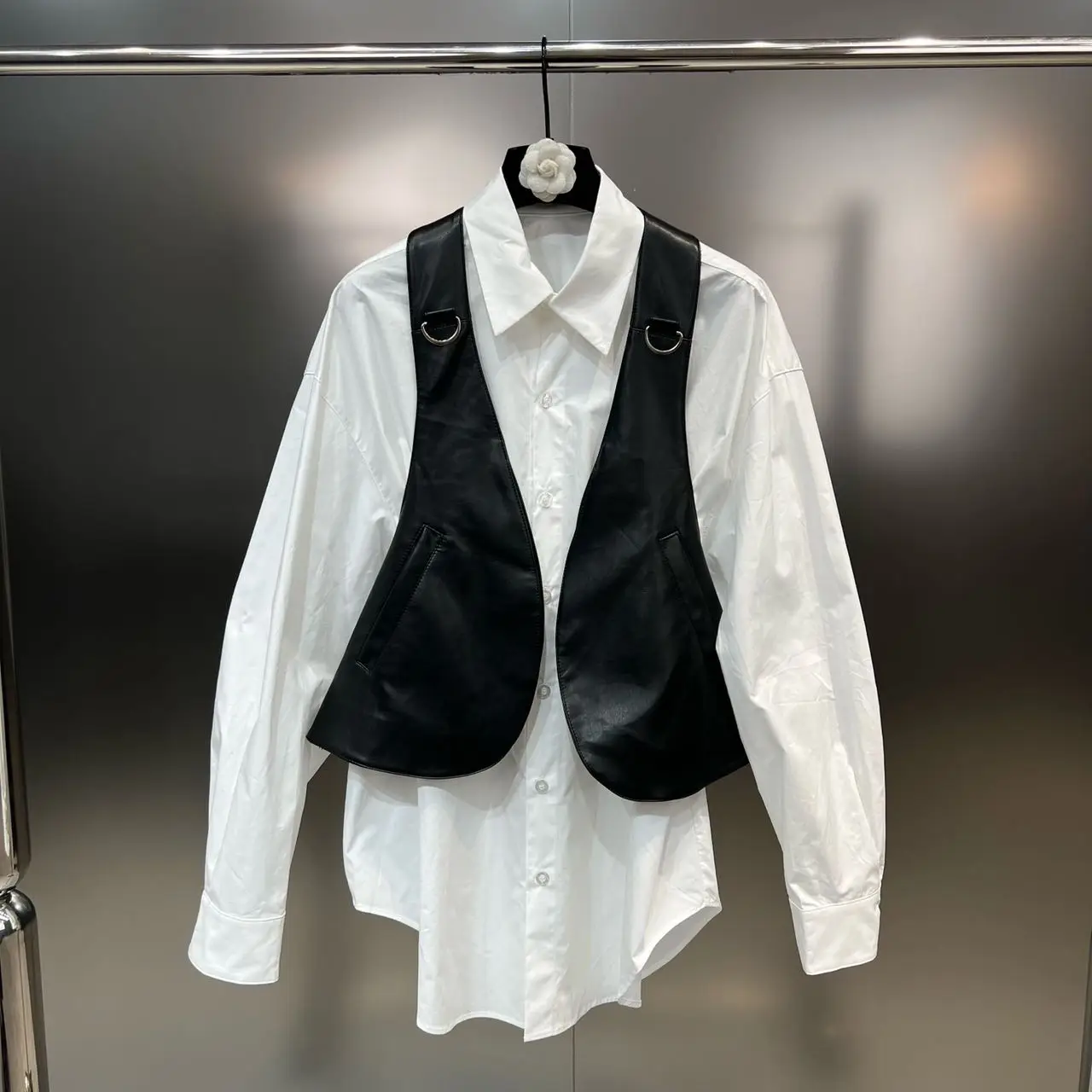 SuperAen 2023 Autumn Lapel Collar Long Sleeve Loose Shirt with PU Leather Open Back Vest Street Shirt Sets
SuperAen 2023 Autumn Lapel Collar Long Sleeve Loose Shirt with PU Leather Open Back Vest Street Shirt Sets