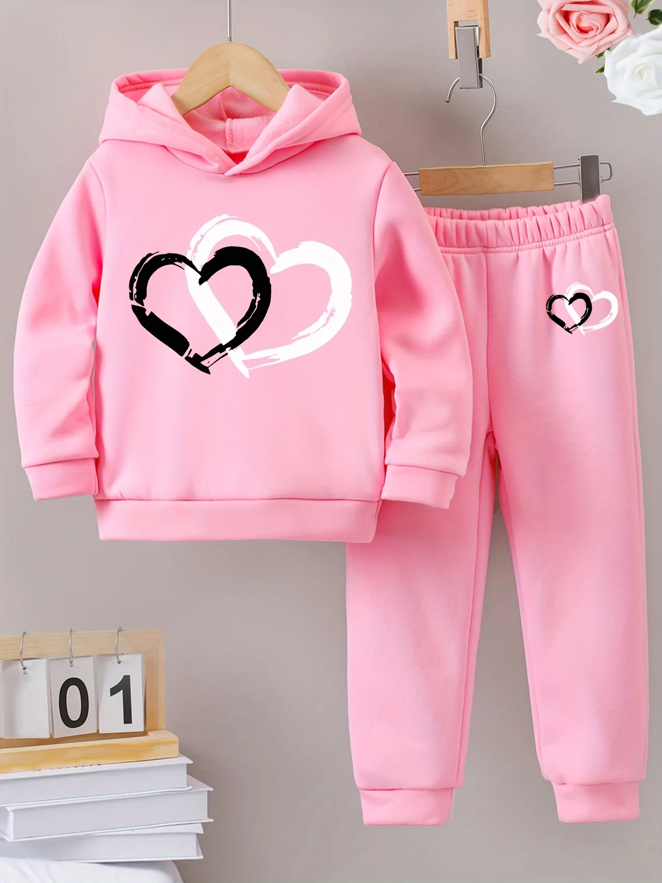 2sets Fashion exquisite girls Fall/Winter pattern printed with fleece warm lined hoodie and tracksuit pants
2sets Fashion exquisite girls Fall/Winter pattern printed with fleece warm lined hoodie and tracksuit pants