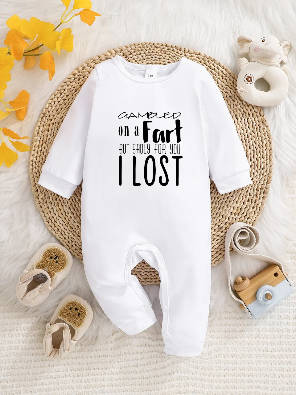 A baby long-sleeved onesie with interesting letter prints. It features a buttoned design for easy putting on and taking off, and
A baby long-sleeved onesie with interesting letter prints. It features a buttoned design for easy putting on and taking off, and