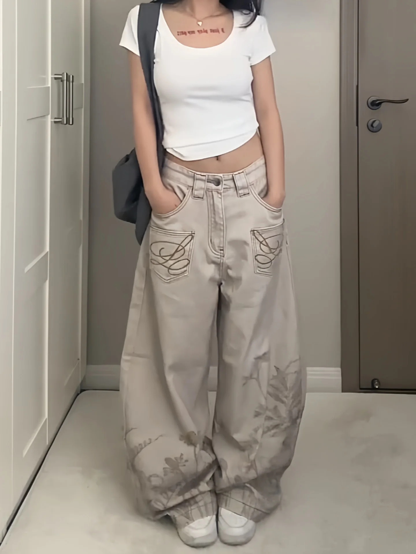 Retro American Vibe Large Size Denim Jeans Floral Print Embroidered Washed Wide Leg Pants Street Style Pockets for Men And Women
Retro American Vibe Large Size Denim Jeans Floral Print Embroidered Washed Wide Leg Pants Street Style Pockets for Men And Women