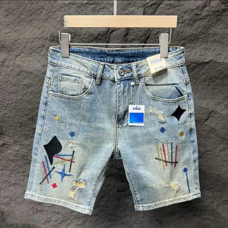 Мужские джинсы в стиле ретро с вышивкой и рваными элементами, свободные прямые брюки до середины икры в уличном стиле, повседневные, средней длины
Мужские джинсы в стиле ретро с вышивкой и рваными элементами, свободные прямые брюки до середины икры в уличном стиле, повседневные, средней длины