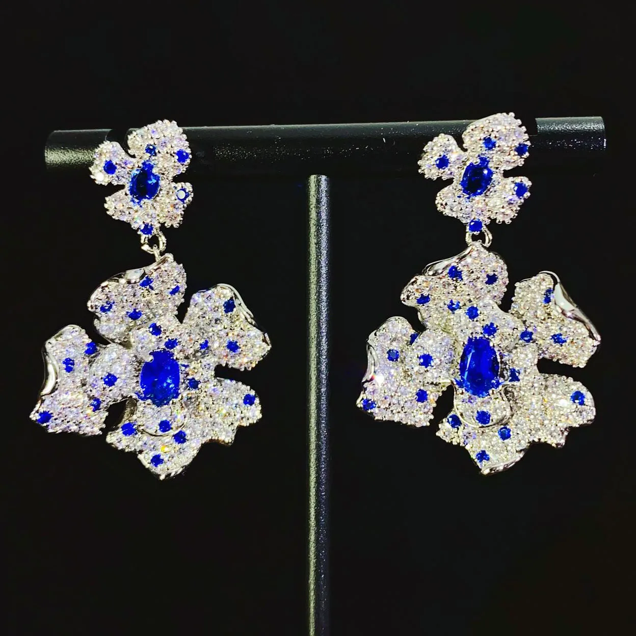 Women Earrings Blue Zircon Flower Dangle Earrings Luxury Jewelry Wedding Bridal Evening Party Shiny Gift Drop Shipping
Women Earrings Blue Zircon Flower Dangle Earrings Luxury Jewelry Wedding Bridal Evening Party Shiny Gift Drop Shipping
