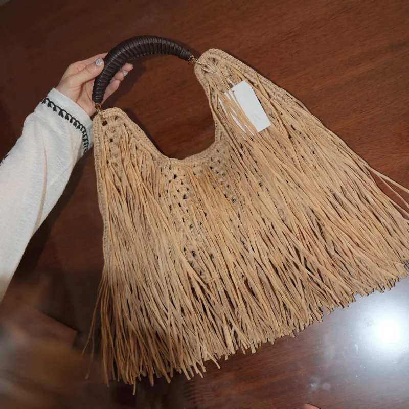 Brand Women Sac à Franges Bohemian Fringe Straw Tote, Summer Large Capacity Beach Handbag With Elegant Short Handle Underarm Bag
Brand Women Sac à Franges Bohemian Fringe Straw Tote, Summer Large Capacity Beach Handbag With Elegant Short Handle Underarm Bag