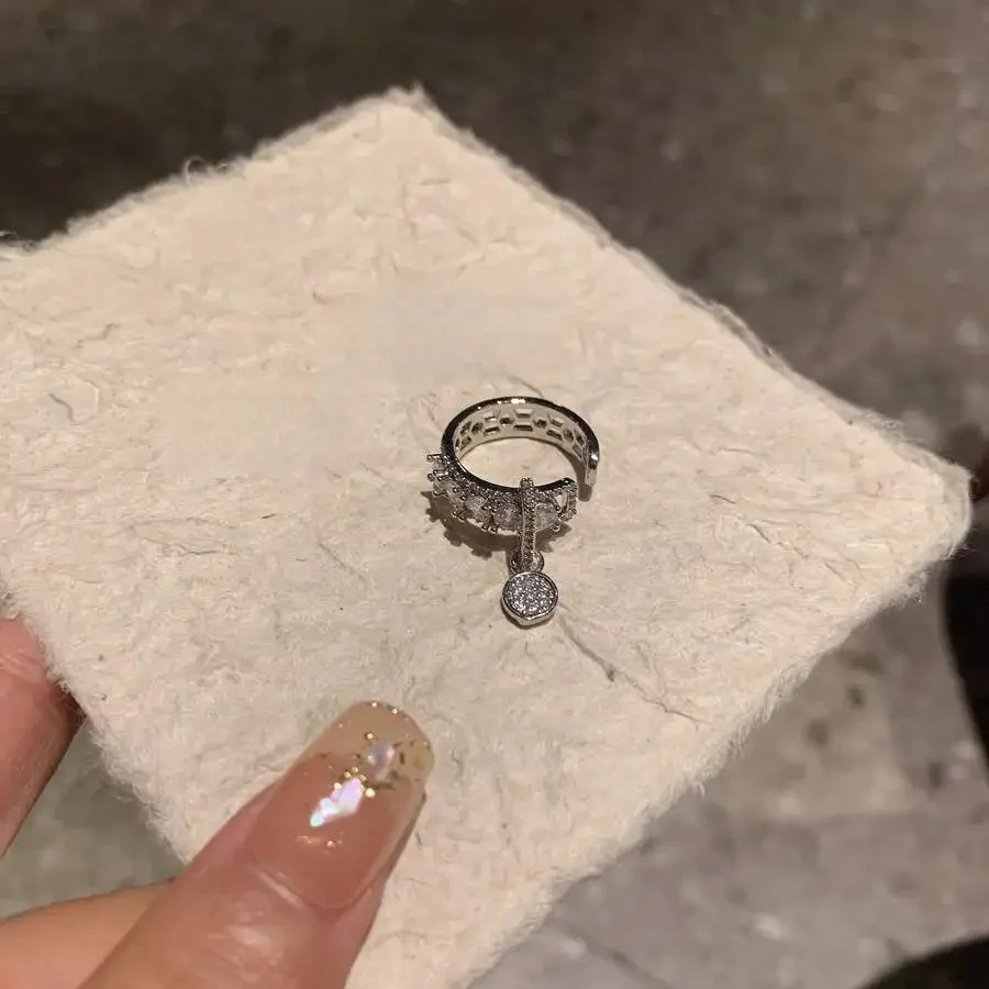 Alloy Hip Hop Style Ring With Rhinestone Pendant Minimalist Fashion Accessory
Alloy Hip Hop Style Ring With Rhinestone Pendant Minimalist Fashion Accessory
