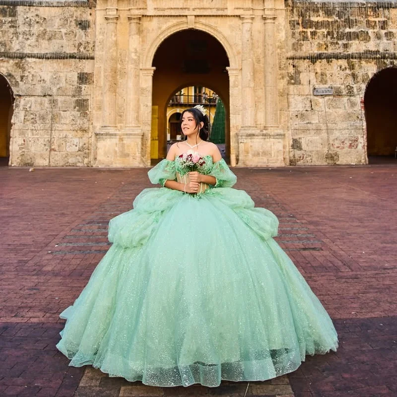 Shiny Green Quinceanera Dress off-shoulder Glitter Crystal Decal Layering Long tail Bow vestidos de 15 Quinceanera Customize
Shiny Green Quinceanera Dress off-shoulder Glitter Crystal Decal Layering Long tail Bow vestidos de 15 Quinceanera Customize