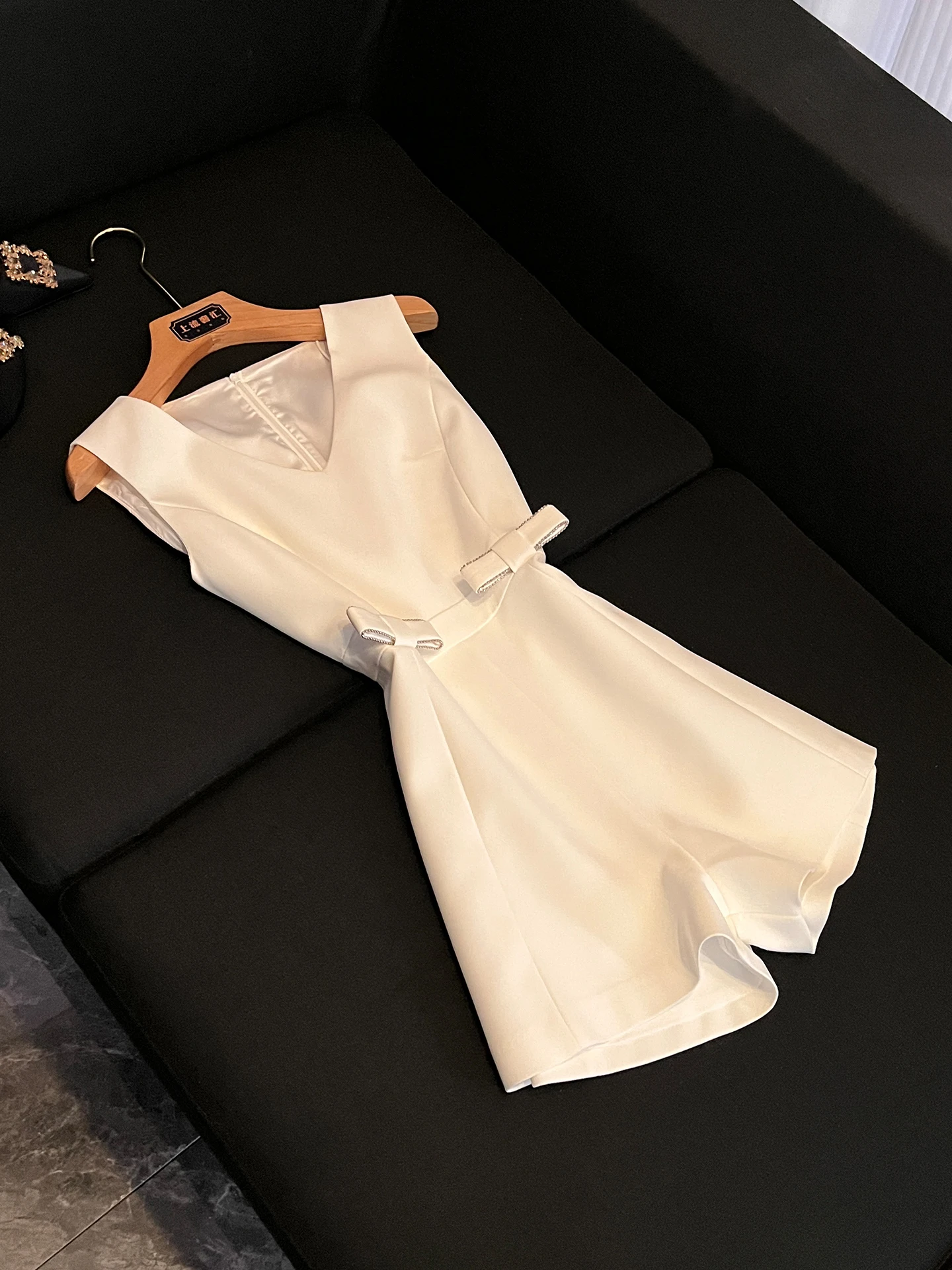 White V-neck Slimming High-waist One-piece Pants Knot Waist Simplistic OL Suit Women Summer 2026 Fashion
White V-neck Slimming High-waist One-piece Pants Knot Waist Simplistic OL Suit Women Summer 2026 Fashion