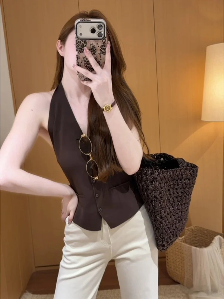 V-Neck Halter Vest High Waist Slimming Flared Jeans Set Summer New Style Old Money Style Women's Fashion Two-Piece Suit
V-Neck Halter Vest High Waist Slimming Flared Jeans Set Summer New Style Old Money Style Women's Fashion Two-Piece Suit