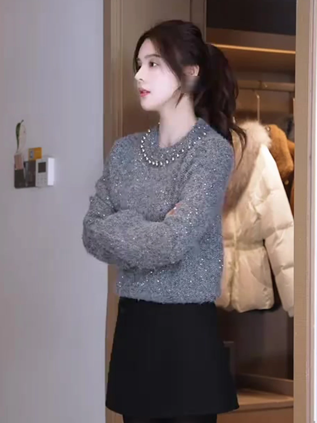 Вязаный свитер с круглым вырезом и бисерным декором в ретро-стиле для женщин: яркий, блестящий, осенне-зимний трикотаж
Вязаный свитер с круглым вырезом и бисерным декором в ретро-стиле для женщин: яркий, блестящий, осенне-зимний трикотаж