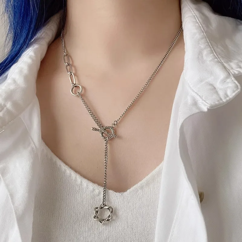 South Korea Dongdaemun five-pointed star OT buckle necklace female simple design sense tank chain clavicle chain
South Korea Dongdaemun five-pointed star OT buckle necklace female simple design sense tank chain clavicle chain