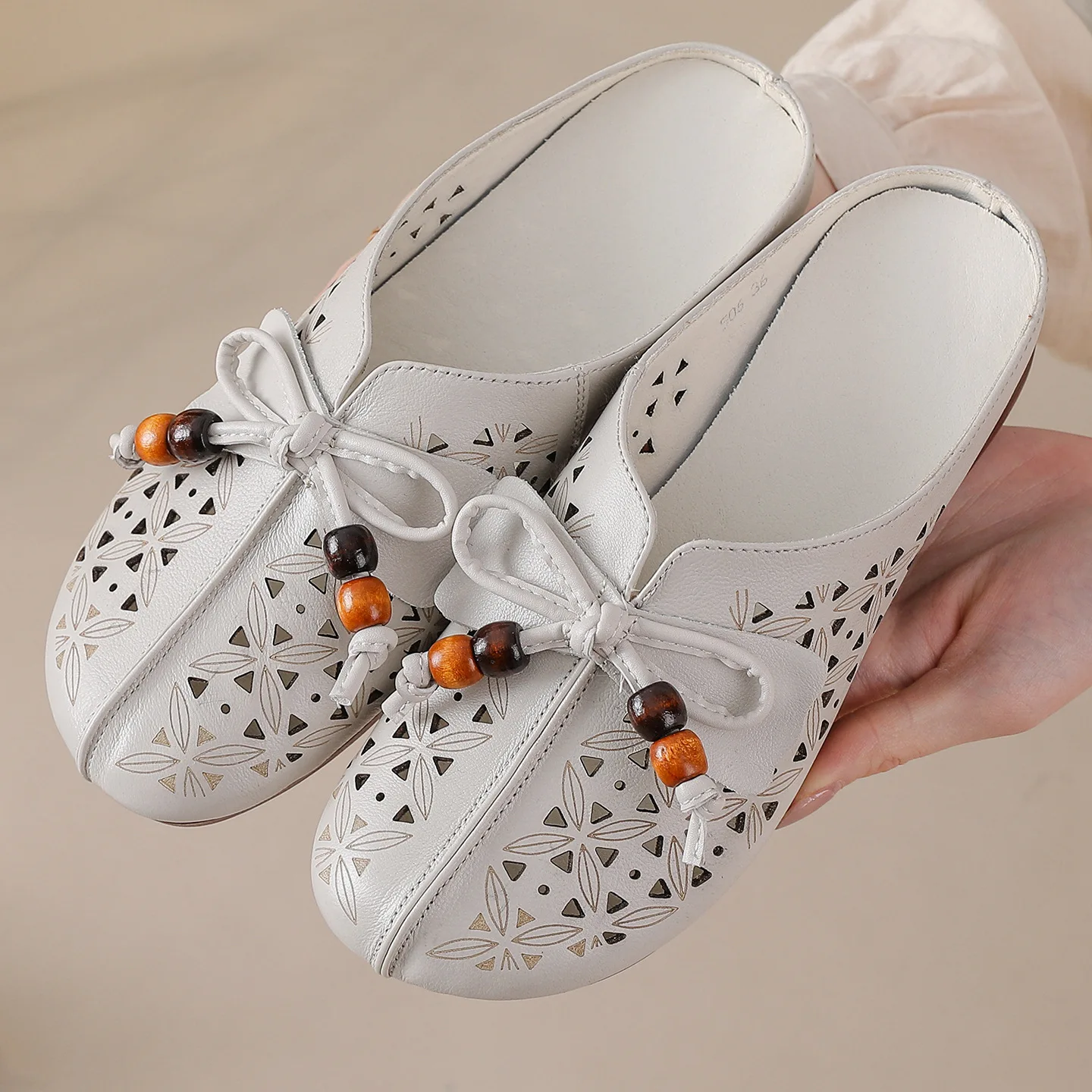 Women's Hollow Out Leather Mules Sandals Breathable Closed Toe Slides with Wooden Beads Bowknot Soft Sole Casual Summer Slippers
Women's Hollow Out Leather Mules Sandals Breathable Closed Toe Slides with Wooden Beads Bowknot Soft Sole Casual Summer Slippers