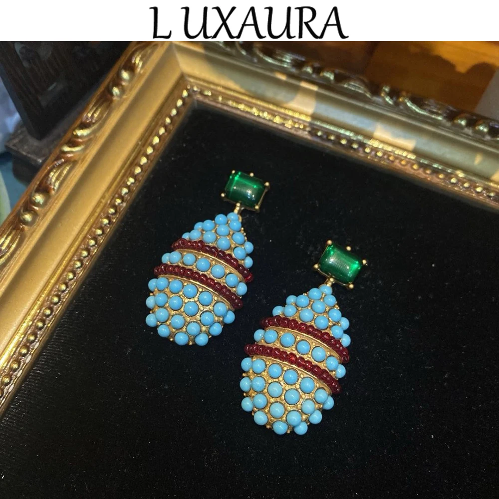 Vintage fashion classic geometric style paired with Bohemian women's accessory stud earrings
Vintage fashion classic geometric style paired with Bohemian women's accessory stud earrings