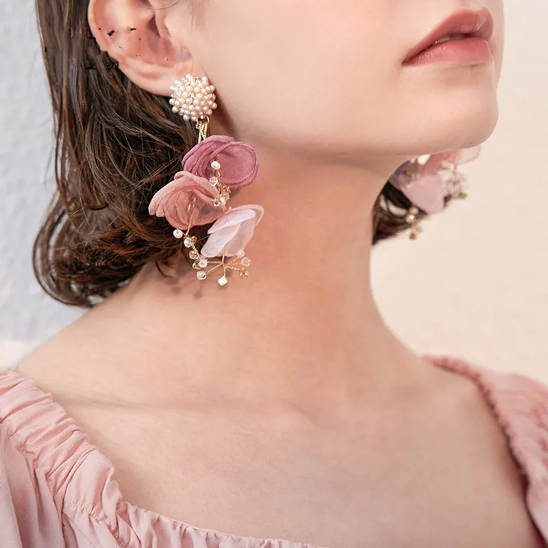 925 silver pin South Korean fashion simple earrings inlaid with diamond pearl crystal cloth flower pendant Internet red design e
925 silver pin South Korean fashion simple earrings inlaid with diamond pearl crystal cloth flower pendant Internet red design e