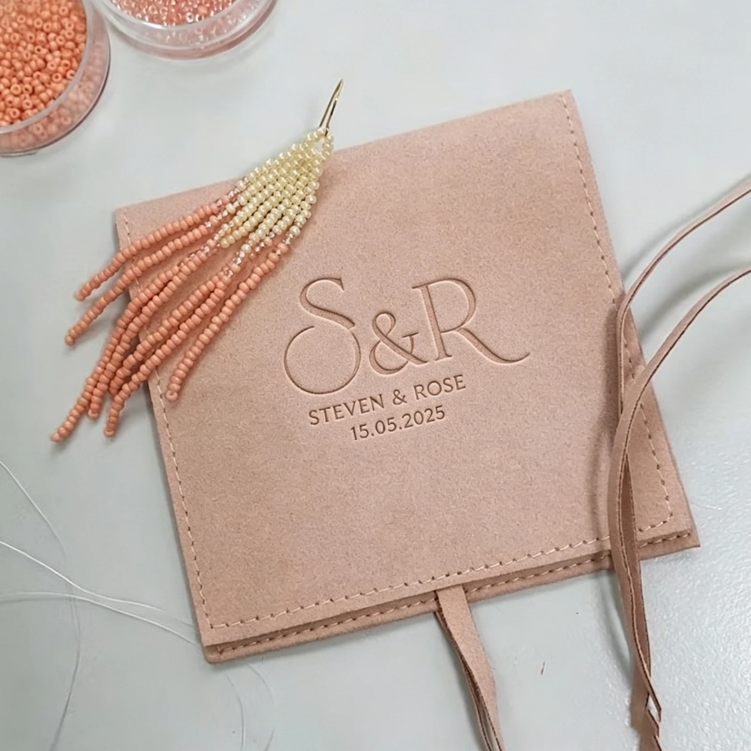 10x10cm Custom Logo Printed Earrings Necklace Microfiber Jewelry Pouch with Ribbon Envelope Gift Packaging Bags
10x10cm Custom Logo Printed Earrings Necklace Microfiber Jewelry Pouch with Ribbon Envelope Gift Packaging Bags