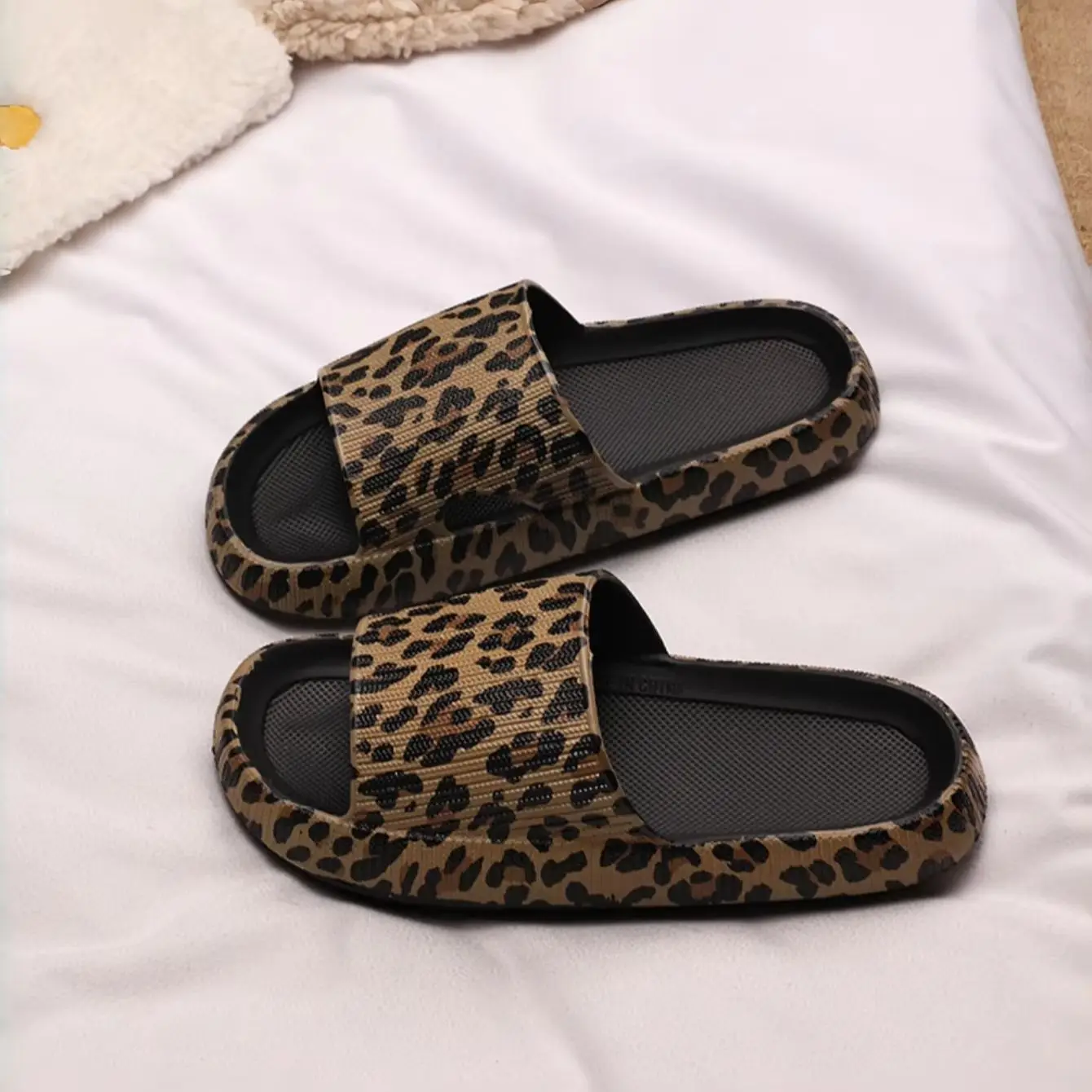 New Spring and Summer Eva Soft Thick-Soled Comfortable and Fashionable Leopard Print Slippers for Men and Women, Suitable for Indoor, Bathroom, Outdoor, and Daily Use
New Spring and Summer Eva Soft Thick-Soled Comfortable and Fashionable Leopard Print Slippers for Men and Women, Suitable for Indoor, Bathroom, Outdoor, and Daily Use