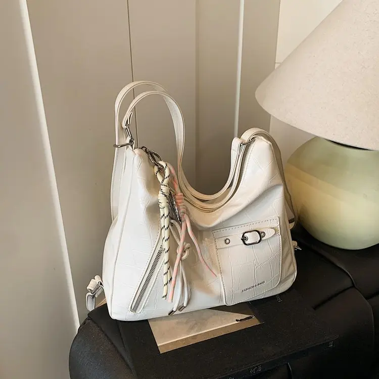  Модный женский рюкзак большой вместимости, 2025 г., ретро-сумка через плечо, легкий, универсальный для работы, студентов, покупок, повседневный  
 Модный женский рюкзак большой вместимости, 2025 г., ретро-сумка через плечо, легкий, универсальный для работы, студентов, покупок, повседневный 