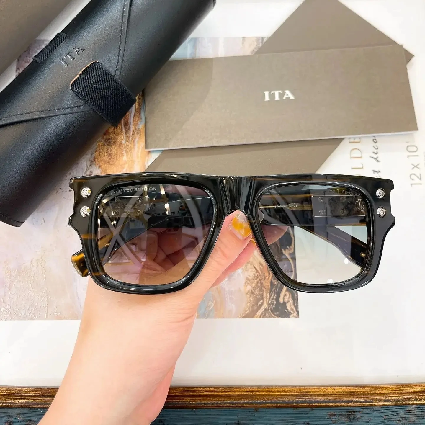 Newest Brand Women Men Sunglasses Classic Luxury Acetate Frame LIMITED EDITION For Unisex Eyeglasses ADITA EMITTER-ONE DTS418
Newest Brand Women Men Sunglasses Classic Luxury Acetate Frame LIMITED EDITION For Unisex Eyeglasses ADITA EMITTER-ONE DTS418