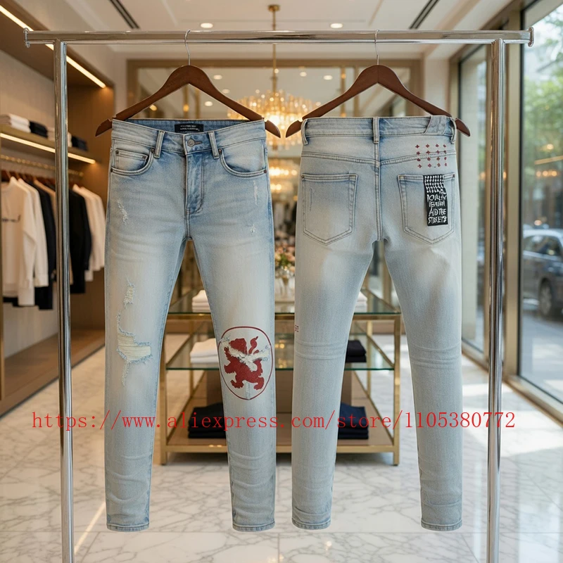 26SS Men's Light Blue Acid Wash Ripped Jeans, Red Lion Badge Patch Slim Fit Denim Casual Pants Streetwear Fashion Trousers
26SS Men's Light Blue Acid Wash Ripped Jeans, Red Lion Badge Patch Slim Fit Denim Casual Pants Streetwear Fashion Trousers