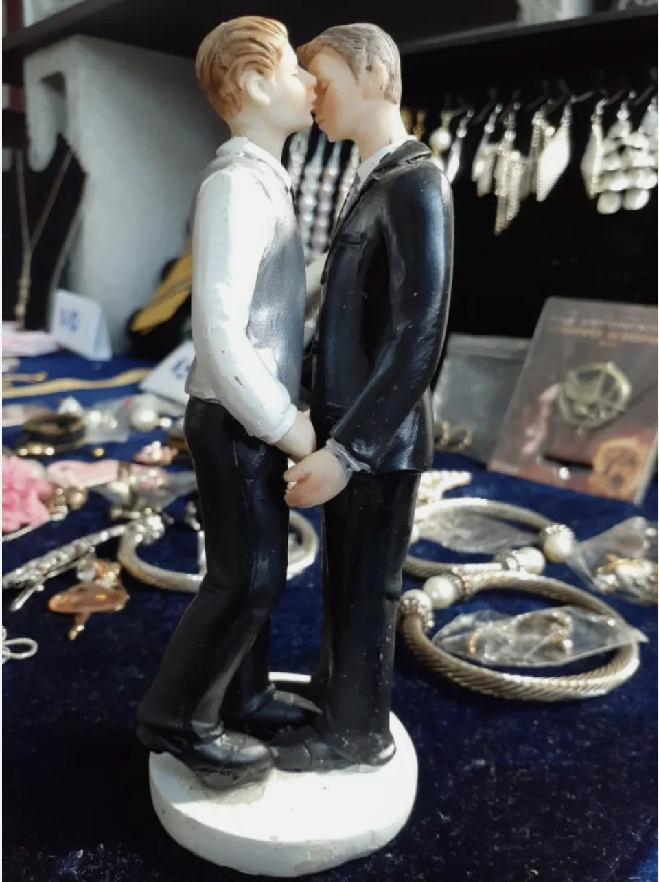 Couple Kissing and Posing in Frame Cake Topper
Couple Kissing and Posing in Frame Cake Topper