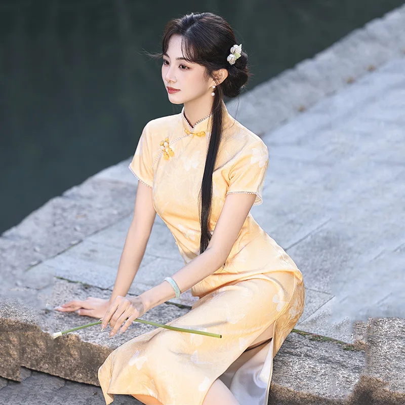 Желтое длинное платье-ципао в новом китайском стиле, улучшенное, для молодых, 2026, новинка, женское, ретро, приталенное, весна-лето
Желтое длинное платье-ципао в новом китайском стиле, улучшенное, для молодых, 2026, новинка, женское, ретро, приталенное, весна-лето