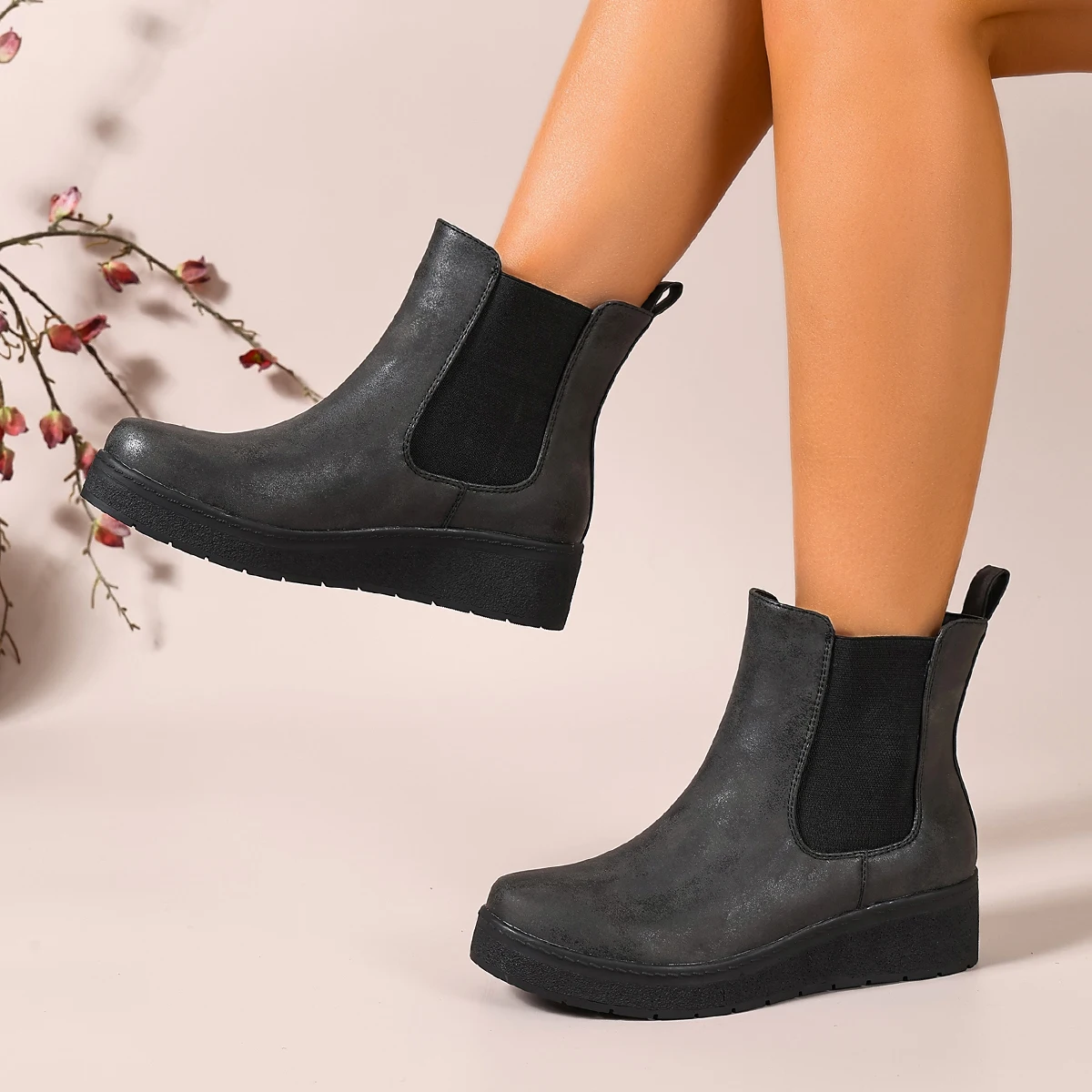 Women's Boots, Large Size, Black Short Boots, Thick-Soled Classic Wedge Boots, British Style Fashion Boots, Versatile for Everyday Wear
Women's Boots, Large Size, Black Short Boots, Thick-Soled Classic Wedge Boots, British Style Fashion Boots, Versatile for Everyday Wear