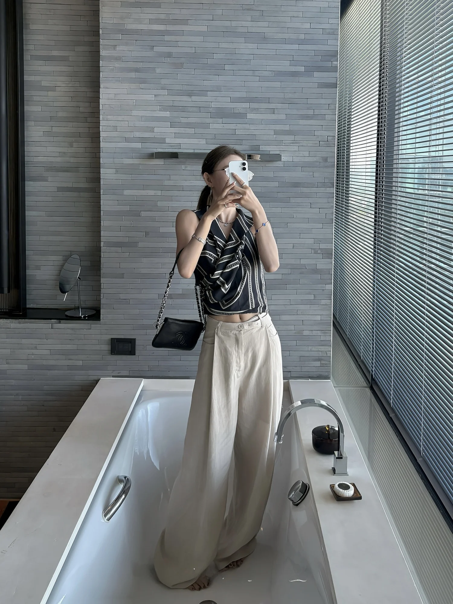 Удобные повседневные льняные плиссированные брюки для женщин с высокой талией, широкими штанинами, летние, струящиеся, свободного кроя, прямые брюки
Удобные повседневные льняные плиссированные брюки для женщин с высокой талией, широкими штанинами, летние, струящиеся, свободного кроя, прямые брюки