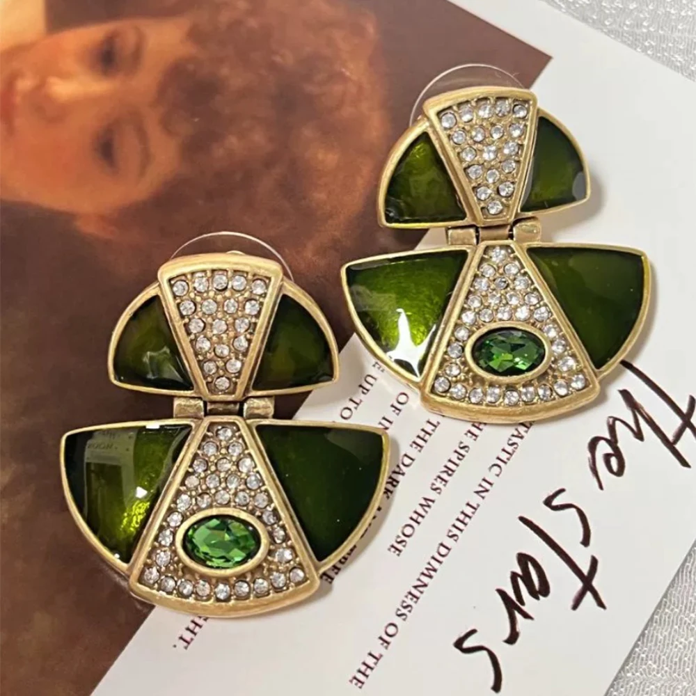 Vintage Temperament fan-shaped with rhinestone Earrings for women's girl Eardrop gift Party fine Jewelry
Vintage Temperament fan-shaped with rhinestone Earrings for women's girl Eardrop gift Party fine Jewelry