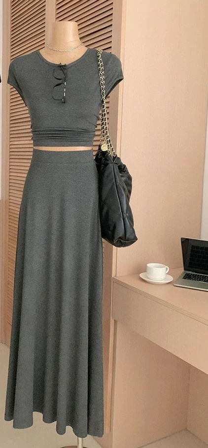 2025 Summer New Fashion Set: Grey Round Neck Slimming T-shirt with Large Skirt Skirt Style and Half Body Skirt Trend
2025 Summer New Fashion Set: Grey Round Neck Slimming T-shirt with Large Skirt Skirt Style and Half Body Skirt Trend